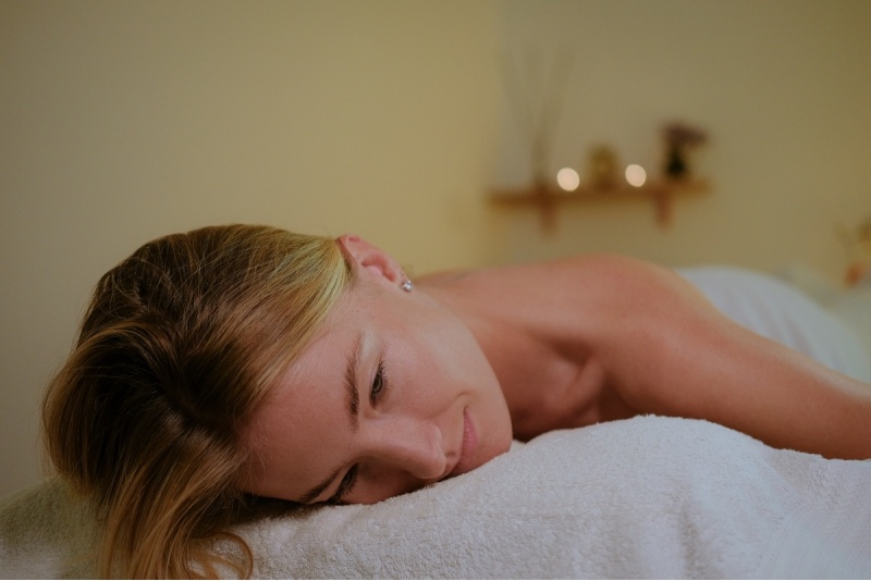 Veido terapija su migdolų aliejumi masažo namuose „Laimės terapija“