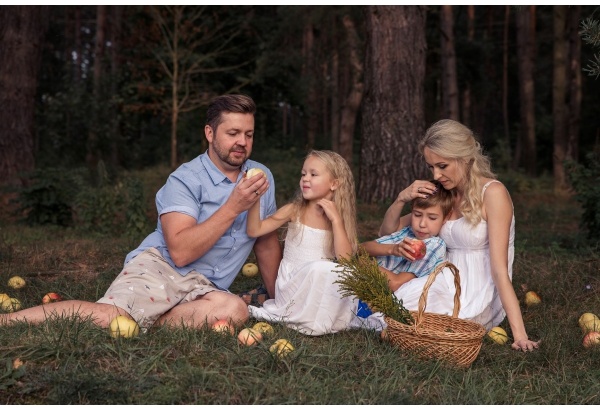 Šeimos fotosesija gamtoje arba pasirinktoje vietoje