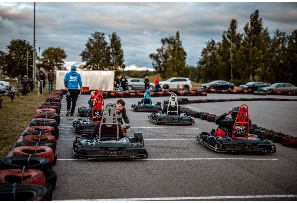 Kartingų varžybos 5 asmenims