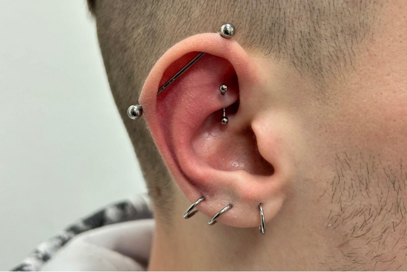 Auskarų vėrimas į kremzlę salone „VEAN TATTOO & PIERCING“