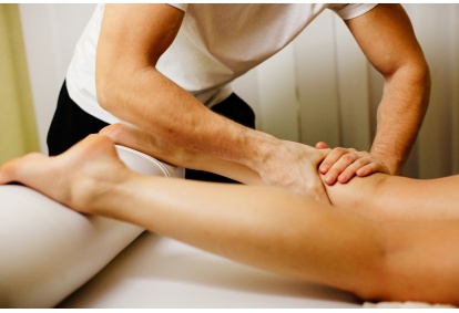 Anticeliulitinis kojų masažas studijoje “MR. M. Massage” Vilniuje