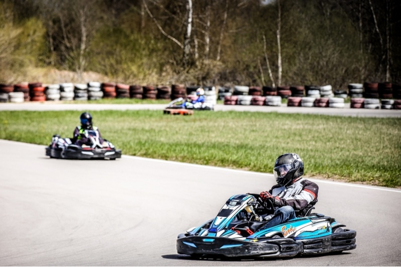 Pasivažinėjimas 9AG kartingu kartodrome „Drift&Go“ Šiauliuose