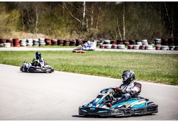 Pasivažinėjimas 9AG kartingu kartodrome „Drift&Go“ Šiauliuose