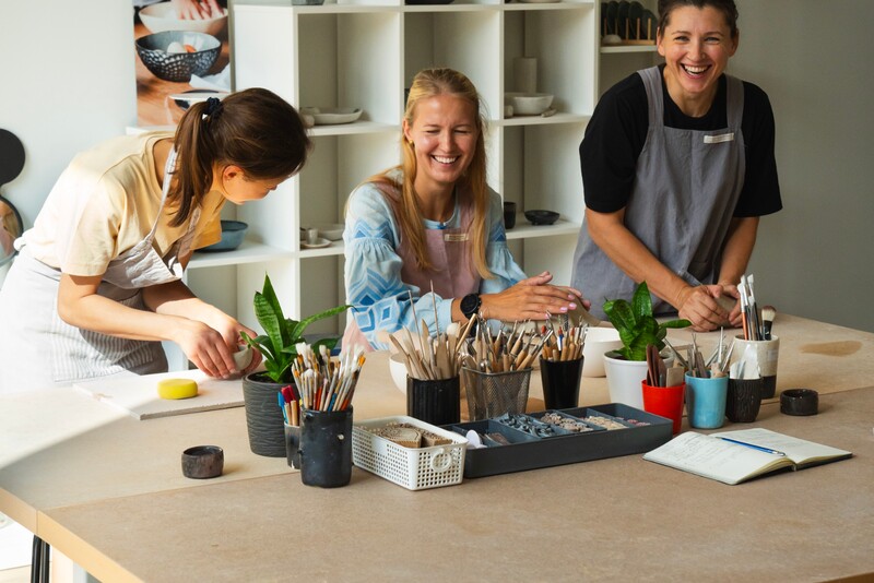 Keramikos užsiėmimas visai šeimai studijoje „Spring and Fall“ Vilniuje