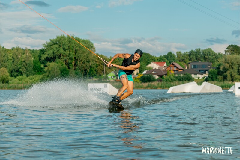 Čiuožimas vandenlente vandenlenčių parke „Marionette Wakepark“ Šiauliuose