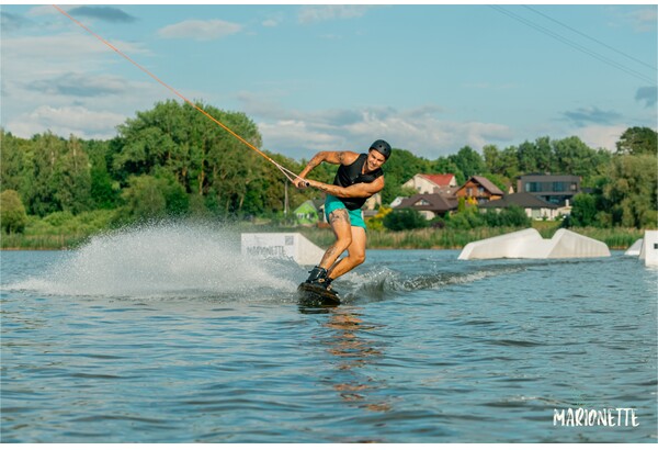 Čiuožimas vandenlente vandenlenčių parke „Marionette Wakepark“ Šiauliuose