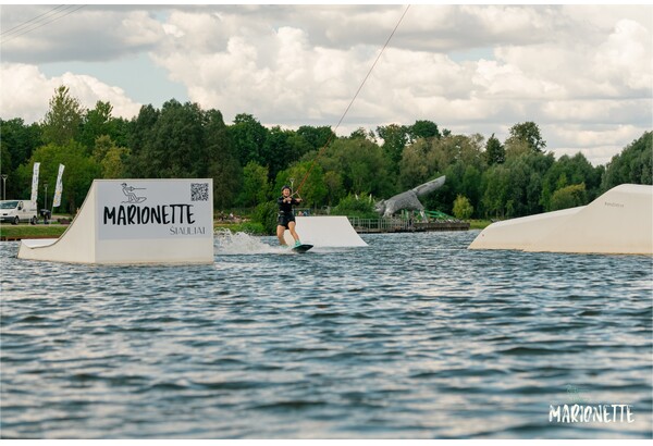 Čiuožimas vandenlentėmis 2 asmenims vandenlenčių parke „Marionette Wakepark“ Šiauliuose