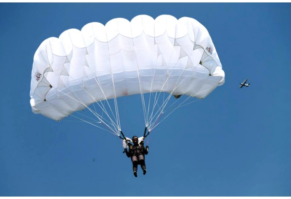 Šuolis sparno tipo parašiutu Sasnavos aerodrome Marijampolėje